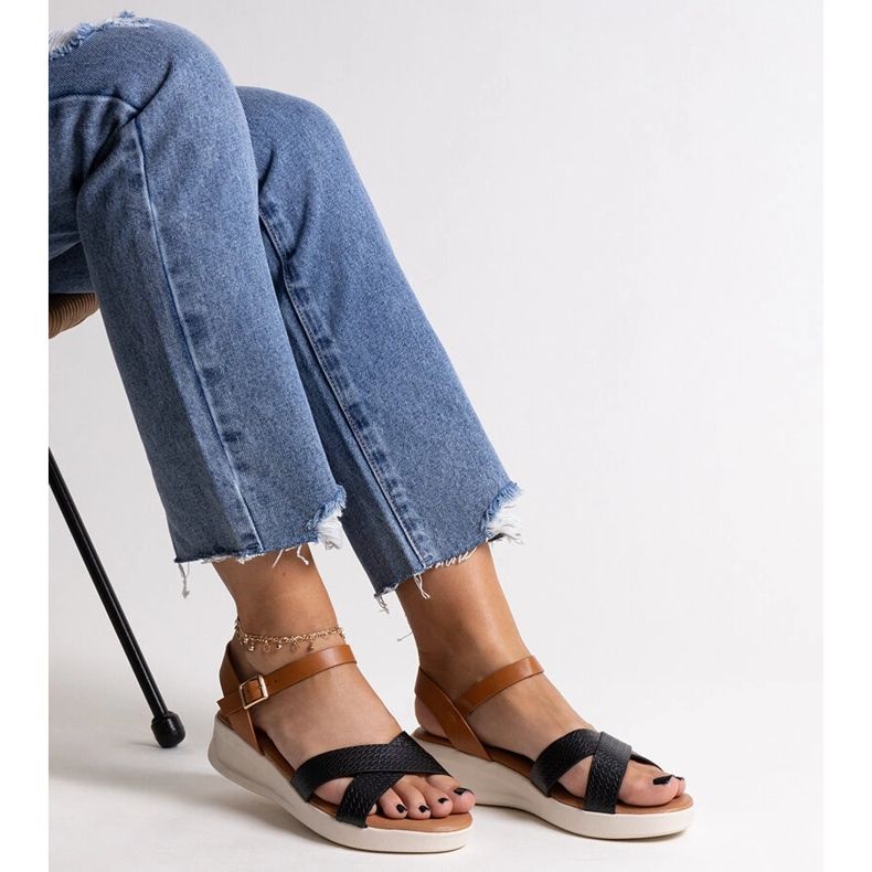 Sandalias de cuña baja en negro y marrón de Hakima 1