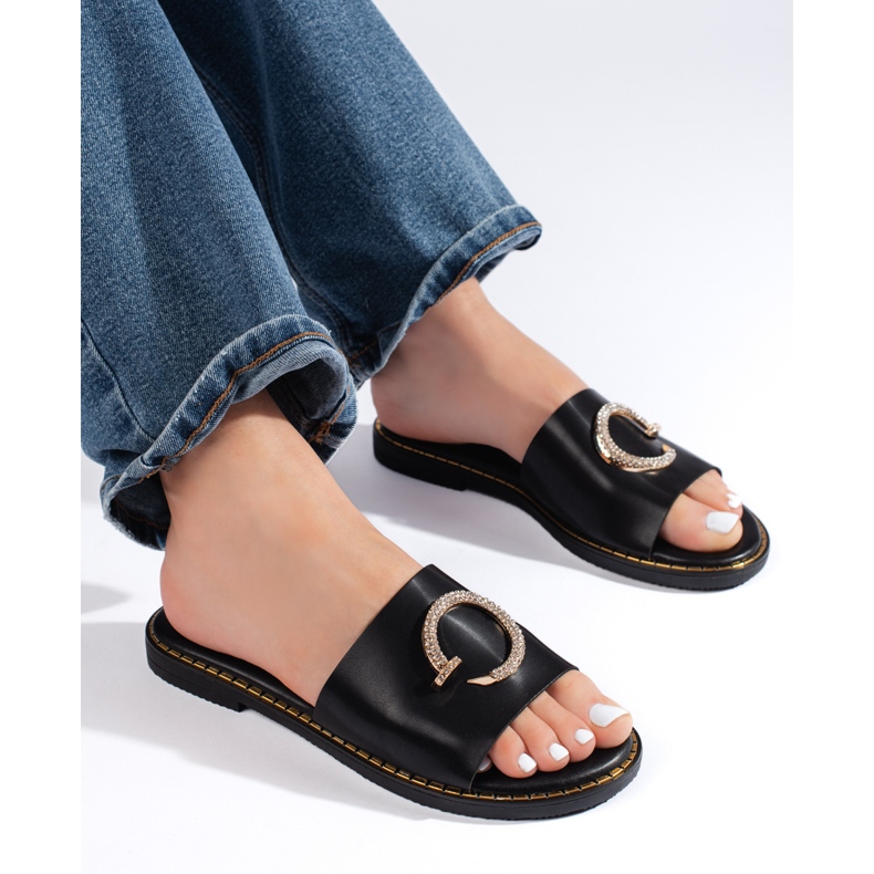 Chanclas de mujer negras con elemento decorativo. negro 1