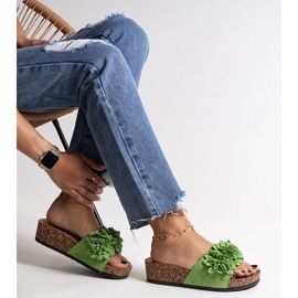 Chanclas verdes con flores en la plataforma Apolonia 1