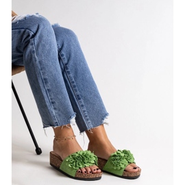 Chanclas verdes con flores en la plataforma Apolonia 2