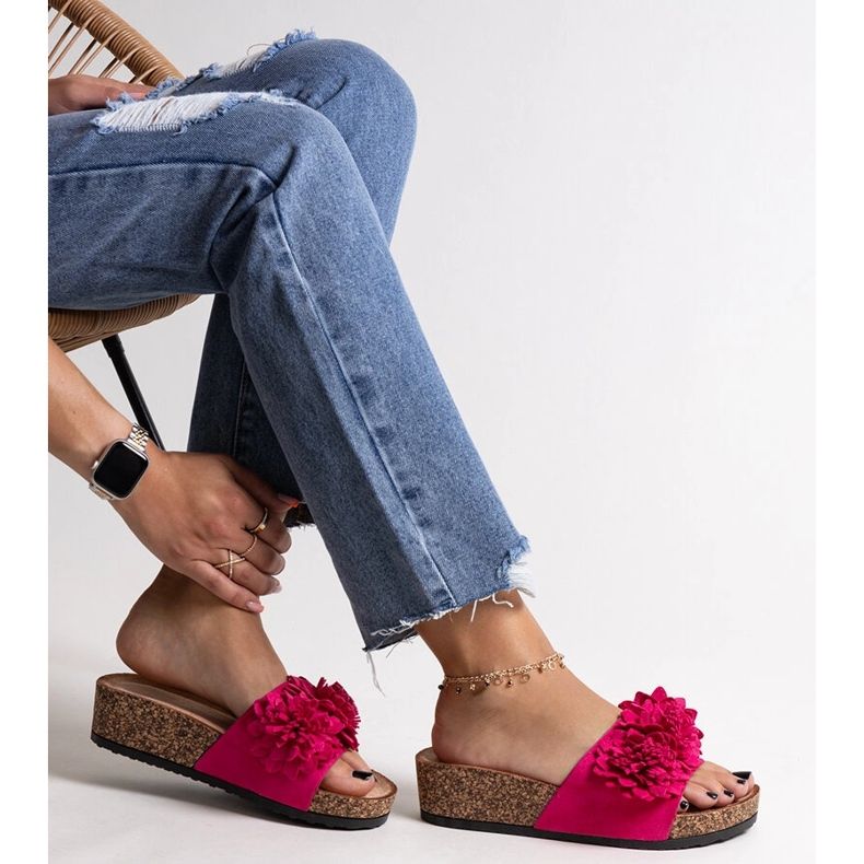Chanclas rosas con flores en la plataforma Apolonia 1