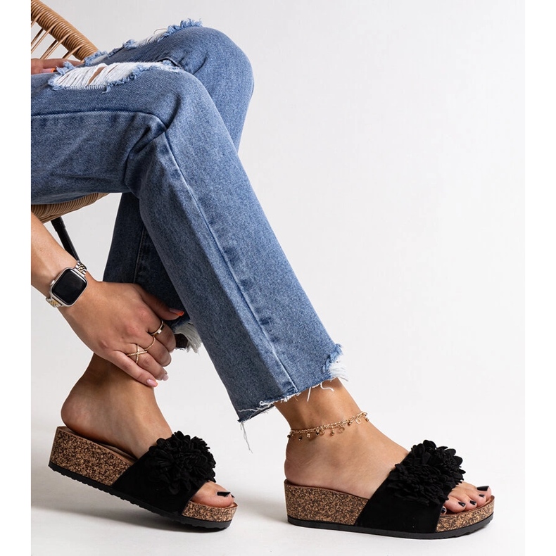 Chanclas negras con flores en la plataforma Apolonia negro 1
