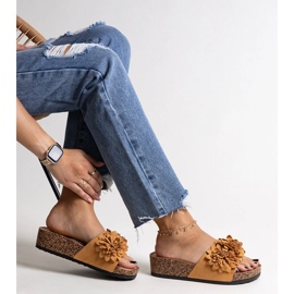 Chanclas color caramelo con flores en la plataforma Apolonia marrón 1