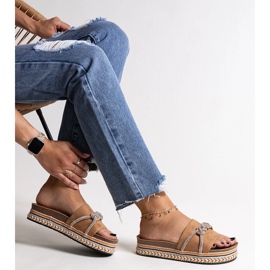 Chanclas marrones decoradas con circonitas Kamilian beige 1