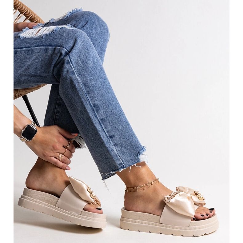 Chanclas beige macizas con lazo, izsa 1 Chanclas beige macizas con lazo, izsa 1