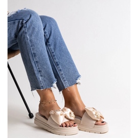 Chanclas beige macizas con lazo, izsa 2