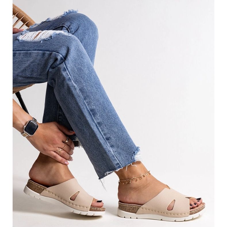 Chanclas beige con aplicación de piel Masha 1 Chanclas beige con aplicación de piel Masha 1