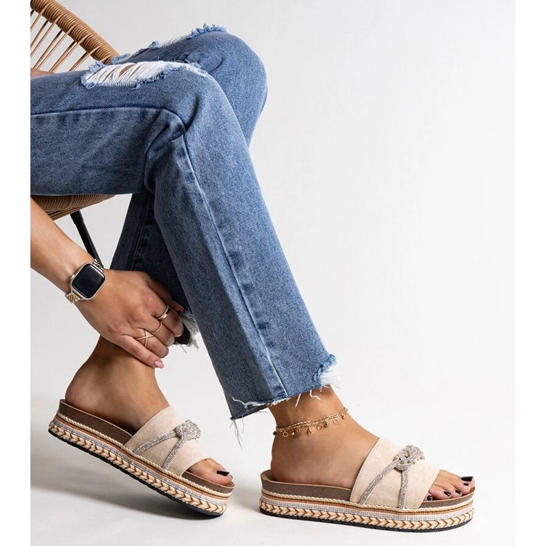 Chanclas beige decoradas con circonitas Kamillian 1