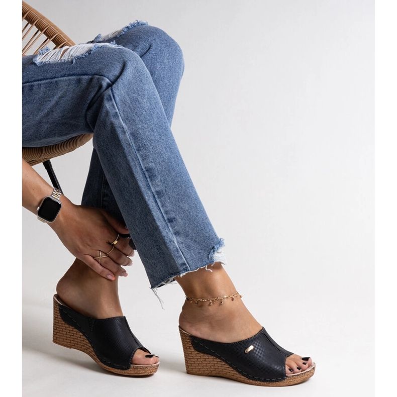 Sandalias cuña negras confeccionadas en ecopiel Penelopina negro 1 Sandalias cuña negras confeccionadas en ecopiel Penelopina negro 1