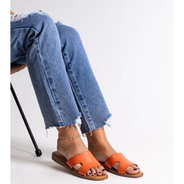 Chanclas naranjas hechas de cuero ecológico de Kajetana 2