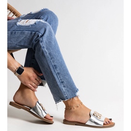 Chanclas plateadas con hebilla decorativa Bera plata 1