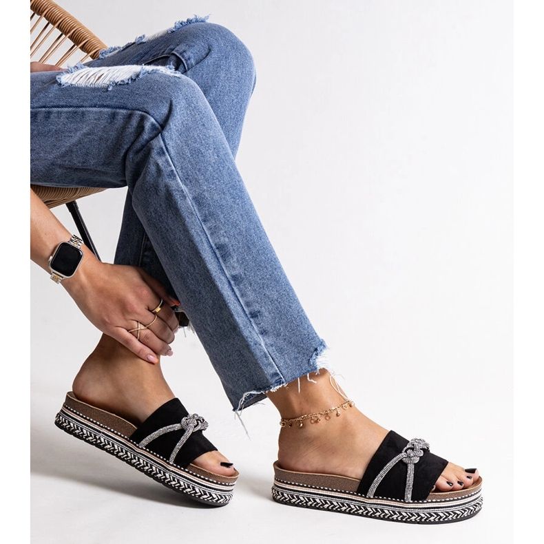 Chanclas negras decoradas con circonitas Kamiliana negro 1