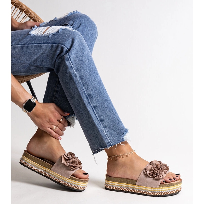 Chanclas beige decoradas con flores de Mehret 1