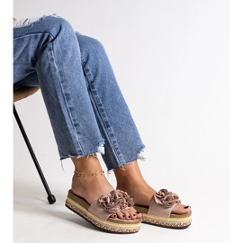 Chanclas beige decoradas con flores de Mehret 2