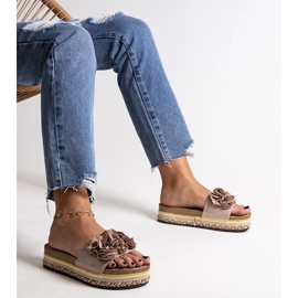Chanclas beige decoradas con flores de Mehret 3