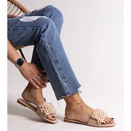 Chanclas beige decoradas con cuentas de Atiyene 1