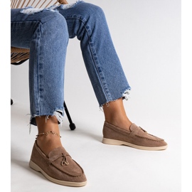 Mocasines en marrón oscuro con colgante de metal de Fiorano beige 3