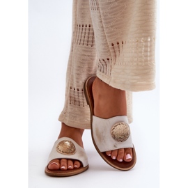 Zazoo 2938 Chanclas de Piel con Tacón Plano y Adorno Dorado, Cepillado 5