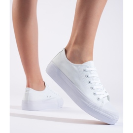Zapatillas blancas de mujer en la plataforma. blanco 2