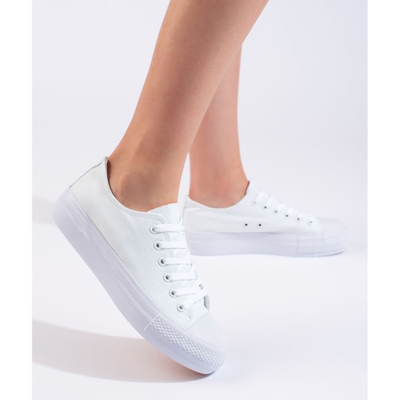 Zapatillas blancas de mujer en la plataforma. blanco 1