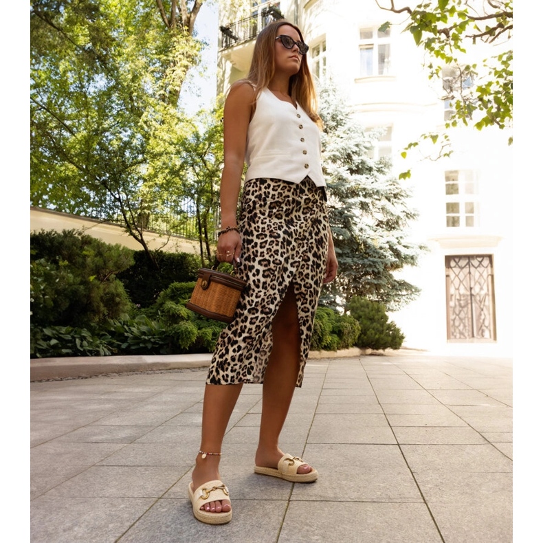 Chanclas beige con hebilla dorada de Feorie 2 Chanclas beige con hebilla dorada de Feorie 2