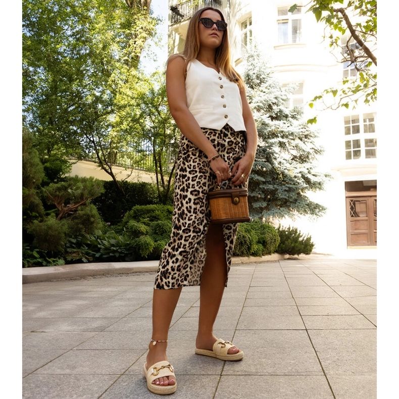 Chanclas beige con hebilla dorada de Feorie 1 Chanclas beige con hebilla dorada de Feorie 1