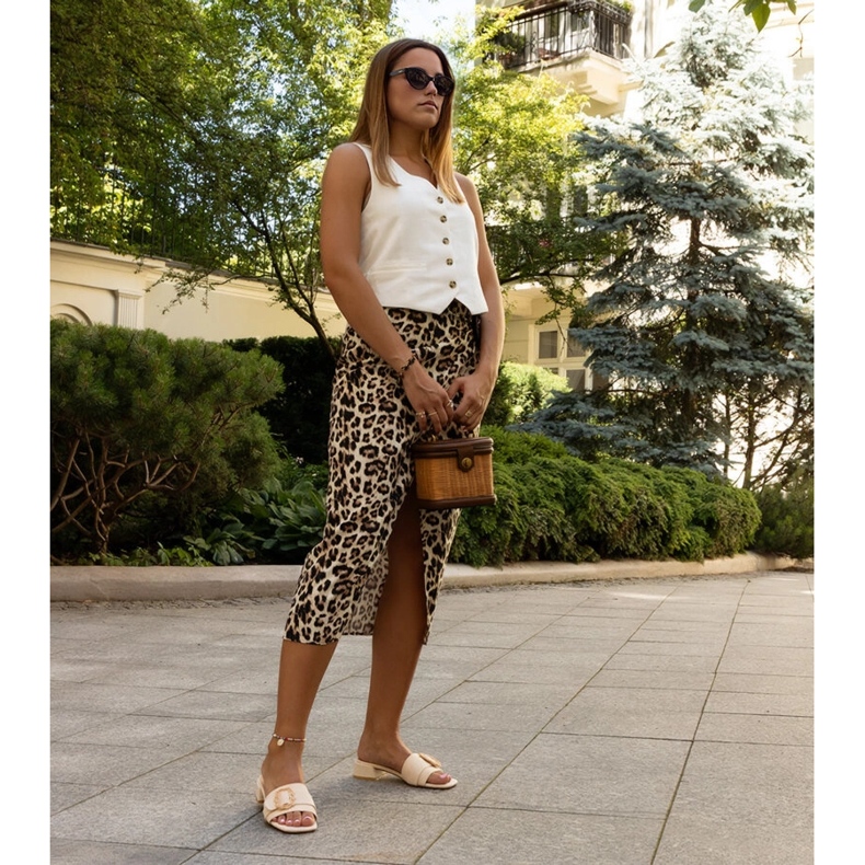 Pantuflas de tacón bajo beige claro de Cantara 1