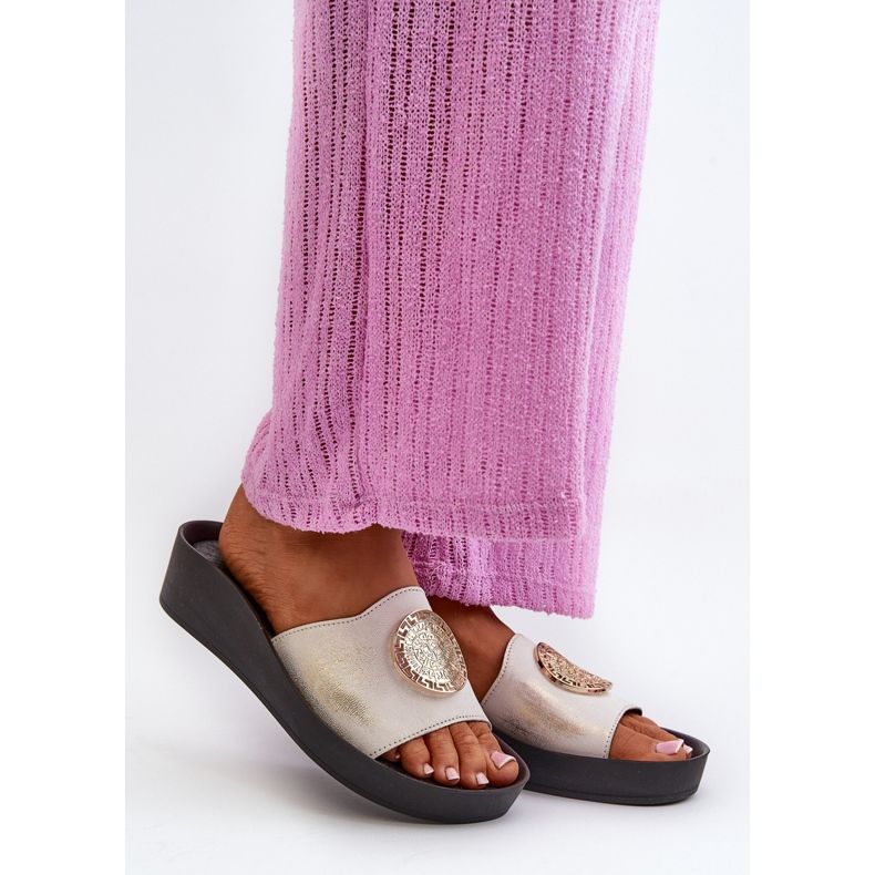 Zazoo 2920 Chanclas de Mujer de Piel con Cuña y Detalle Dorado, Oro Cepillado blanco 2