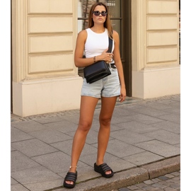 Las enormes chanclas negras de Amina negro 1 Las enormes chanclas negras de Amina negro 1