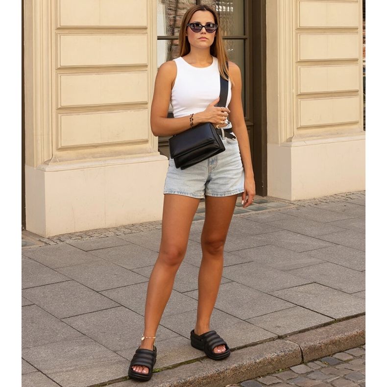 Las enormes chanclas negras de Amina negro 1 Las enormes chanclas negras de Amina negro 1