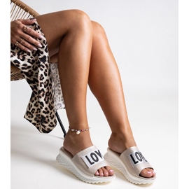Mules beige con cuña decorativa Maurla 2