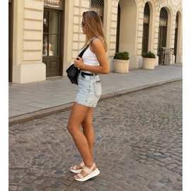 Sandalias beige con cuña Thura decorativa 1