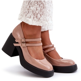 Zapatos de tacón de charol en beige oscuro con tacones gruesos de Halmina 8