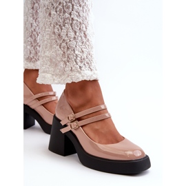 Zapatos de tacón de charol en beige oscuro con tacones gruesos de Halmina 5