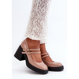 Zapatos de tacón de charol en beige oscuro con tacones gruesos de Halmina 1 Zapatos de tacón de charol en beige oscuro con tacones gruesos de Halmina 1