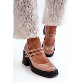 Zapatos de tacón de charol en beige oscuro con tacones gruesos de Halmina 4