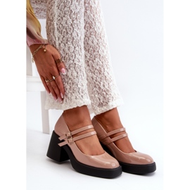 Zapatos de tacón de charol en beige oscuro con tacones gruesos de Halmina 7