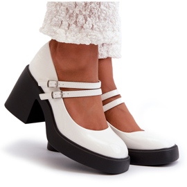 Zapatos de tacón de charol blancos con tacones gruesos de Halmina 9