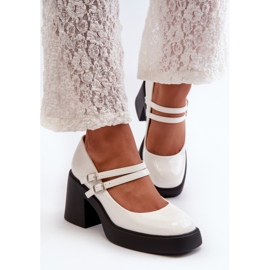 Zapatos de tacón de charol blancos con tacones gruesos de Halmina 4