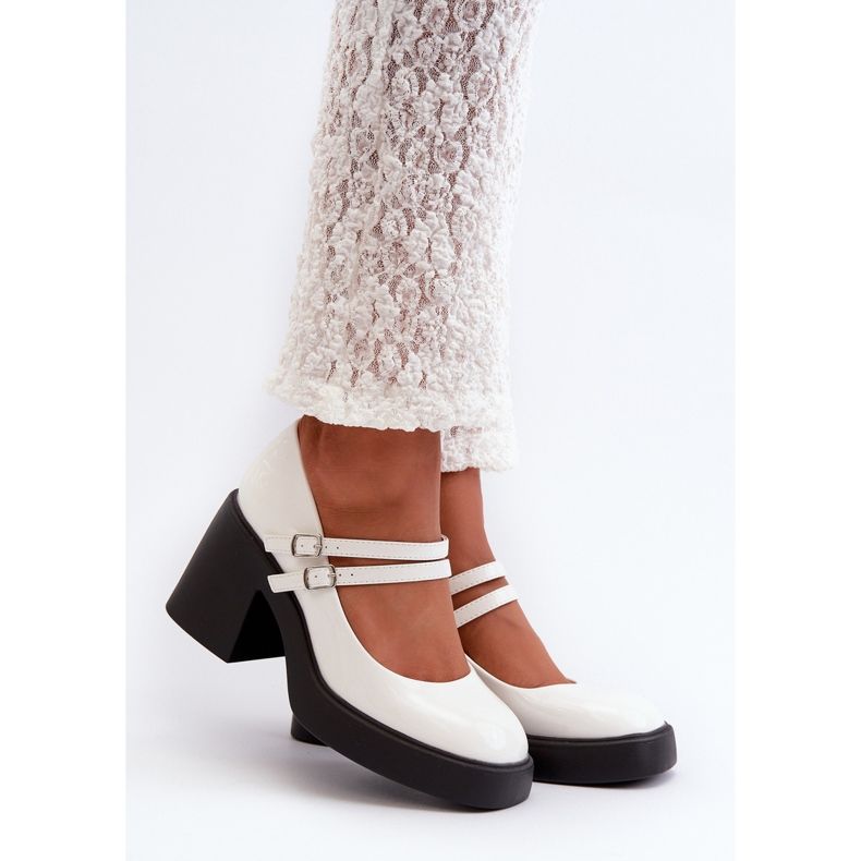 Zapatos de tacón de charol blancos con tacones gruesos de Halmina 1