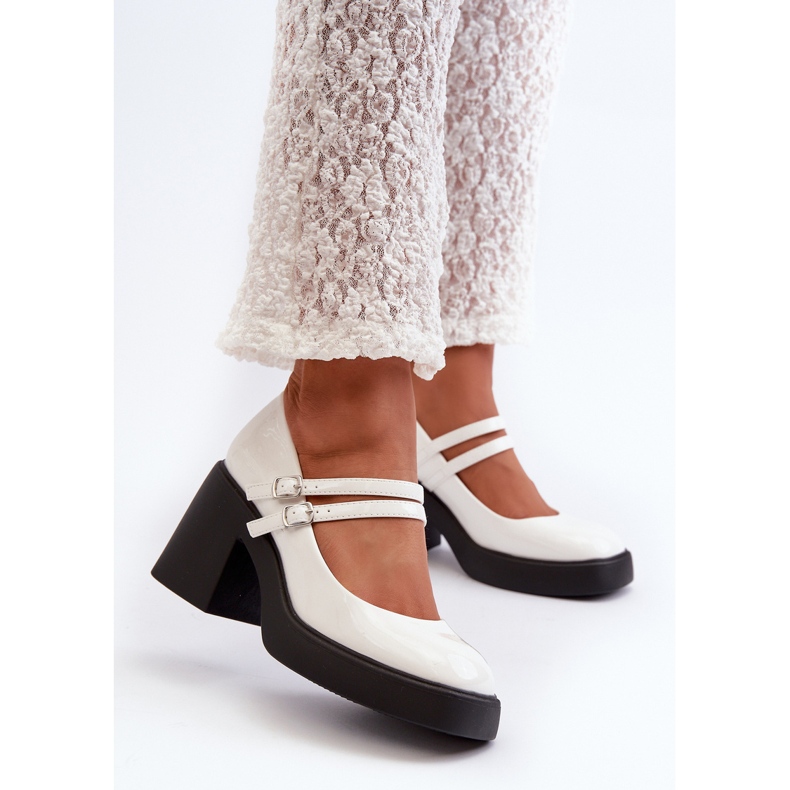 Zapatos de tacón de charol blancos con tacones gruesos de Halmina 2