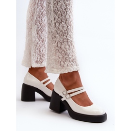 Zapatos de tacón de charol blancos con tacones gruesos de Halmina 5