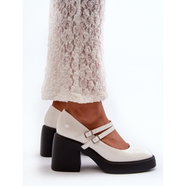 Zapatos de tacón de charol blancos con tacones gruesos de Halmina 6