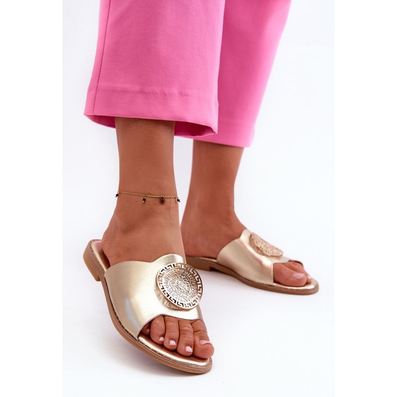 Chanclas de mujer de tacón plano con decoración Rivashea dorada dorado 2 Chanclas de mujer de tacón plano con decoración Rivashea dorada dorado 2