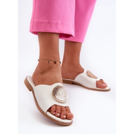 Chanclas de mujer con tacón plano y decoración, blanco Rivashea 2
