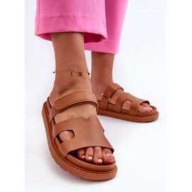 Chanclas Mujer Piel Ecológica con Velcro Camel Silaka marrón 2
