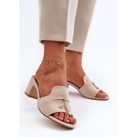 Chanclas de mujer Jemenna beige con tacones altos de ante ecológico 2