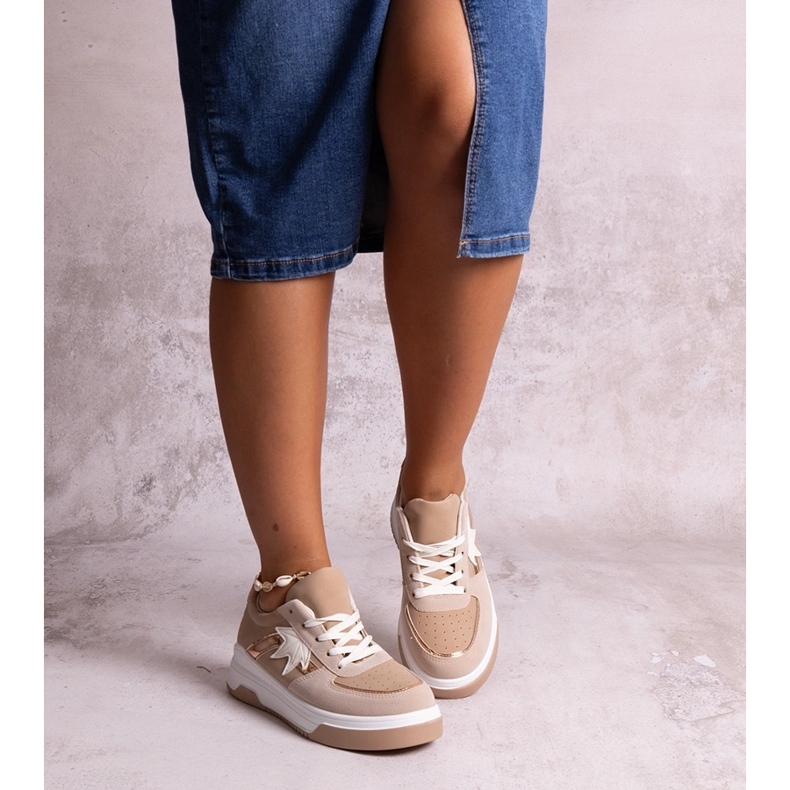 Zapatillas beige con aplicación de espejo de Kollins 1 Zapatillas beige con aplicación de espejo de Kollins 1
