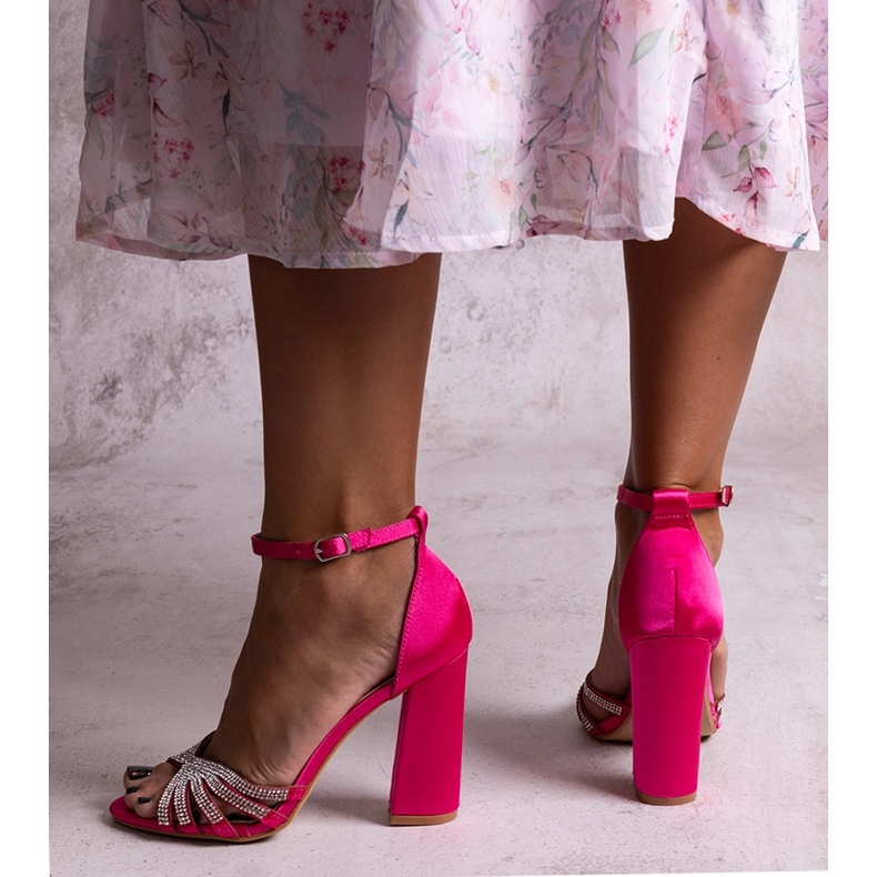 Sandalias de tacón alto brillantes en rosa oscuro de Zrinka 1