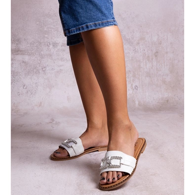 Chanclas blancas con hebilla decorativa de Rochaela blanco 1